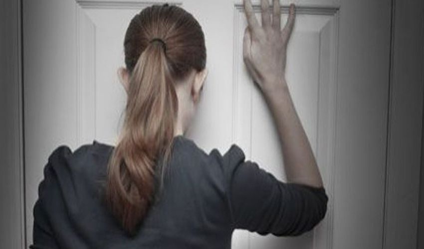 Weerter bewoonster voor haar afgesloten voordeur Weerter bewoonster voor haar afgesloten voordeur